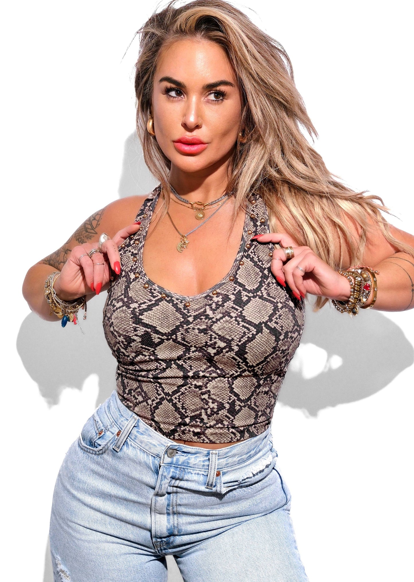 Studded Snake Back Smoothing V-NECK BRAMI