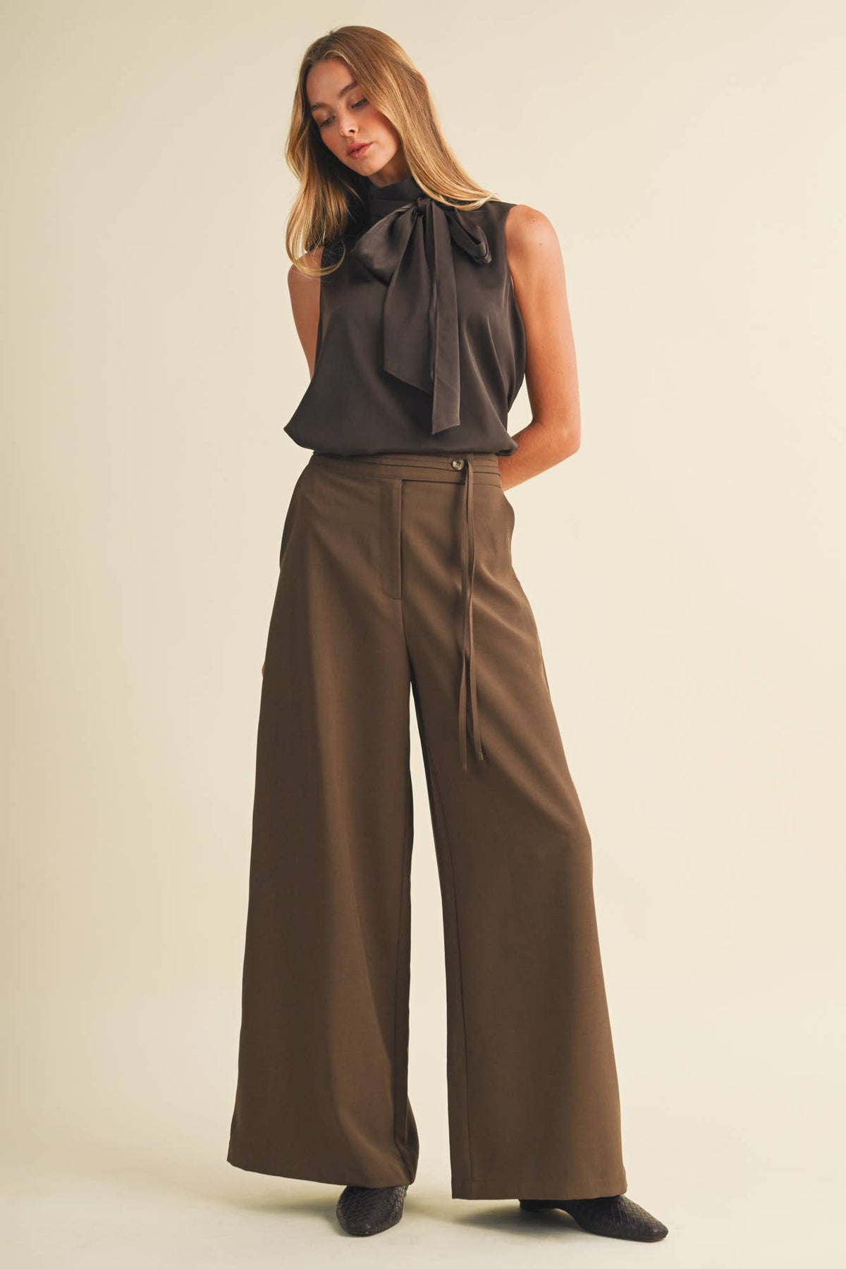 The debutant Mock-Neck Sleeveless Blouse