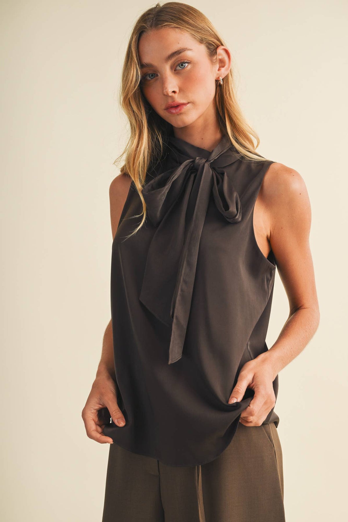 The debutant Mock-Neck Sleeveless Blouse