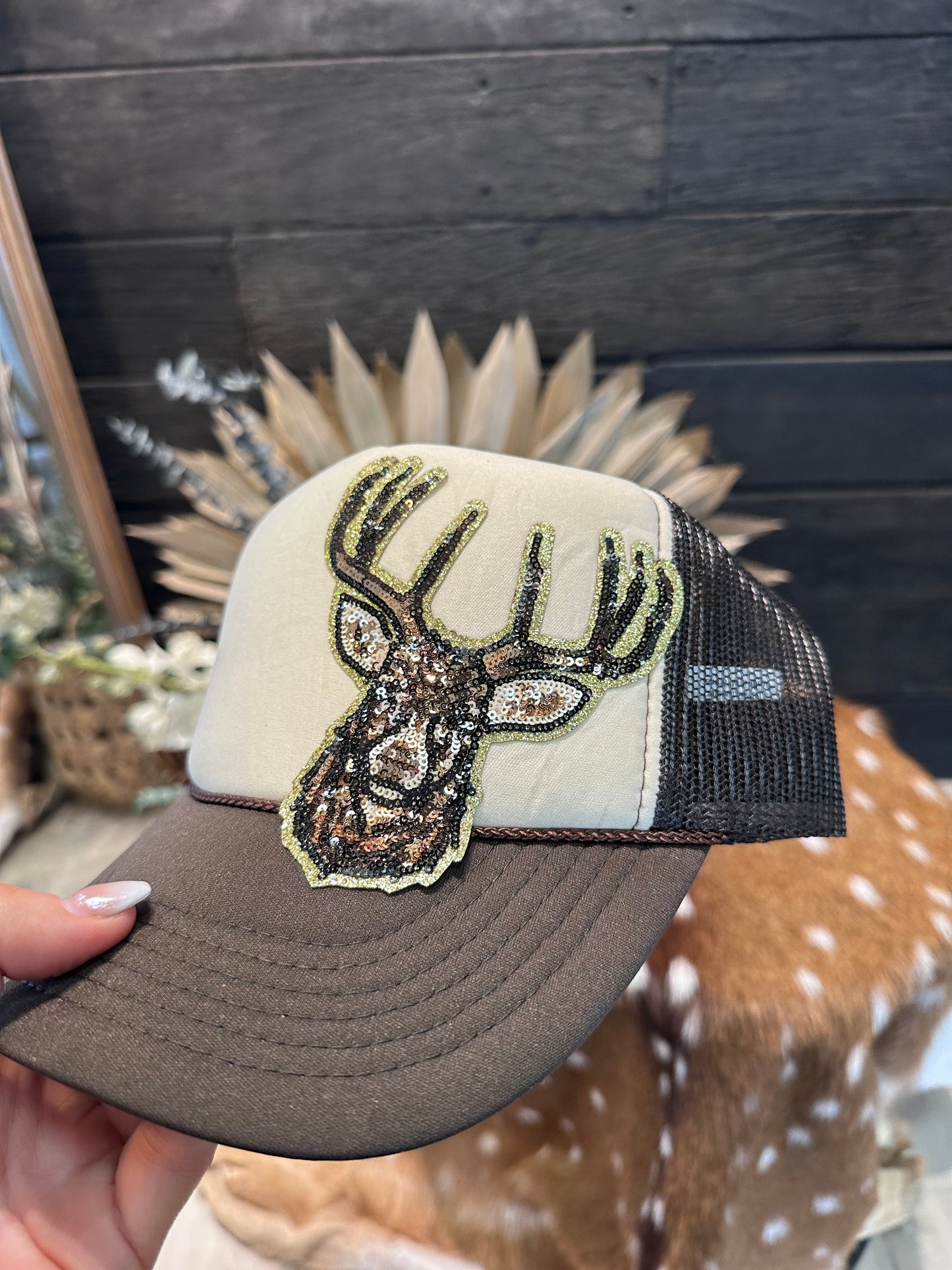 Sequin deer trucker hat tan/brown