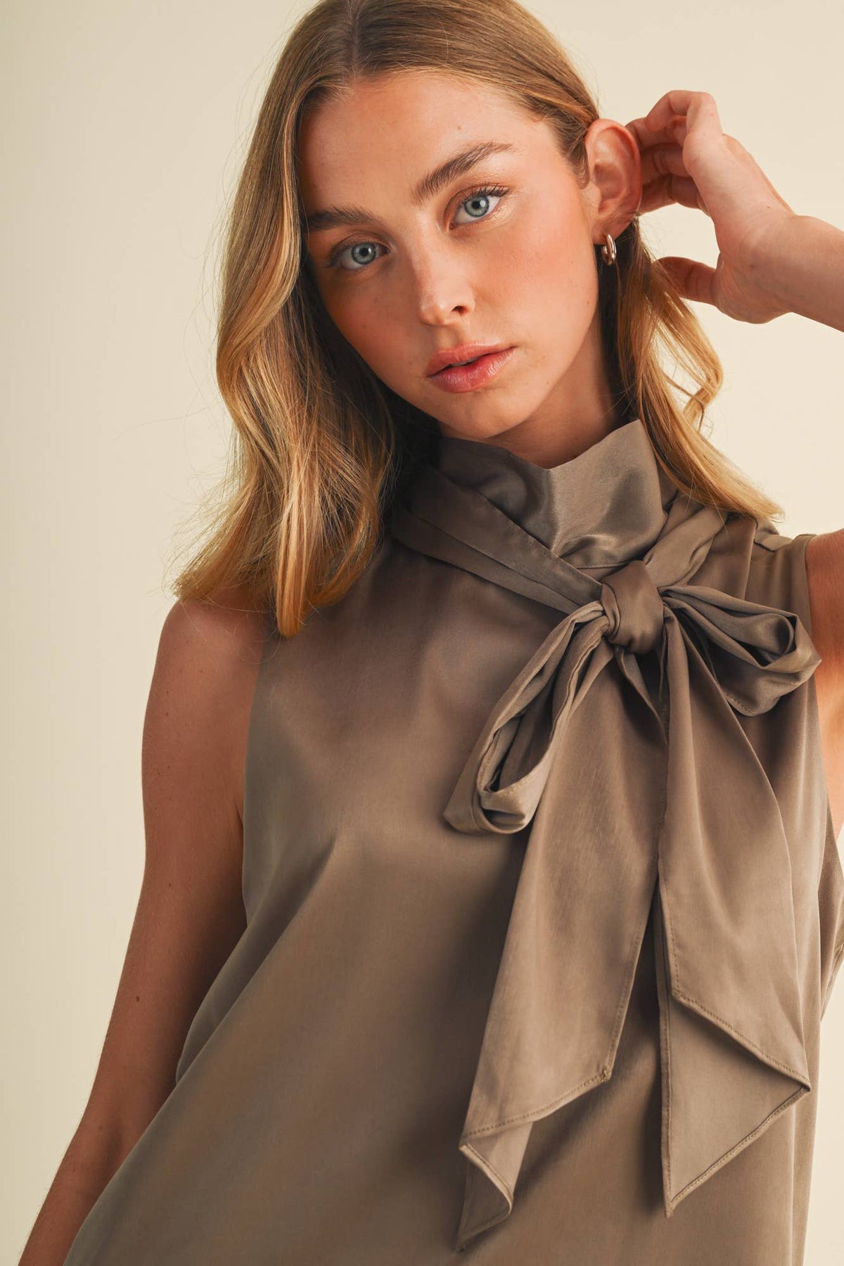 The debutant Mock-Neck Sleeveless Blouse