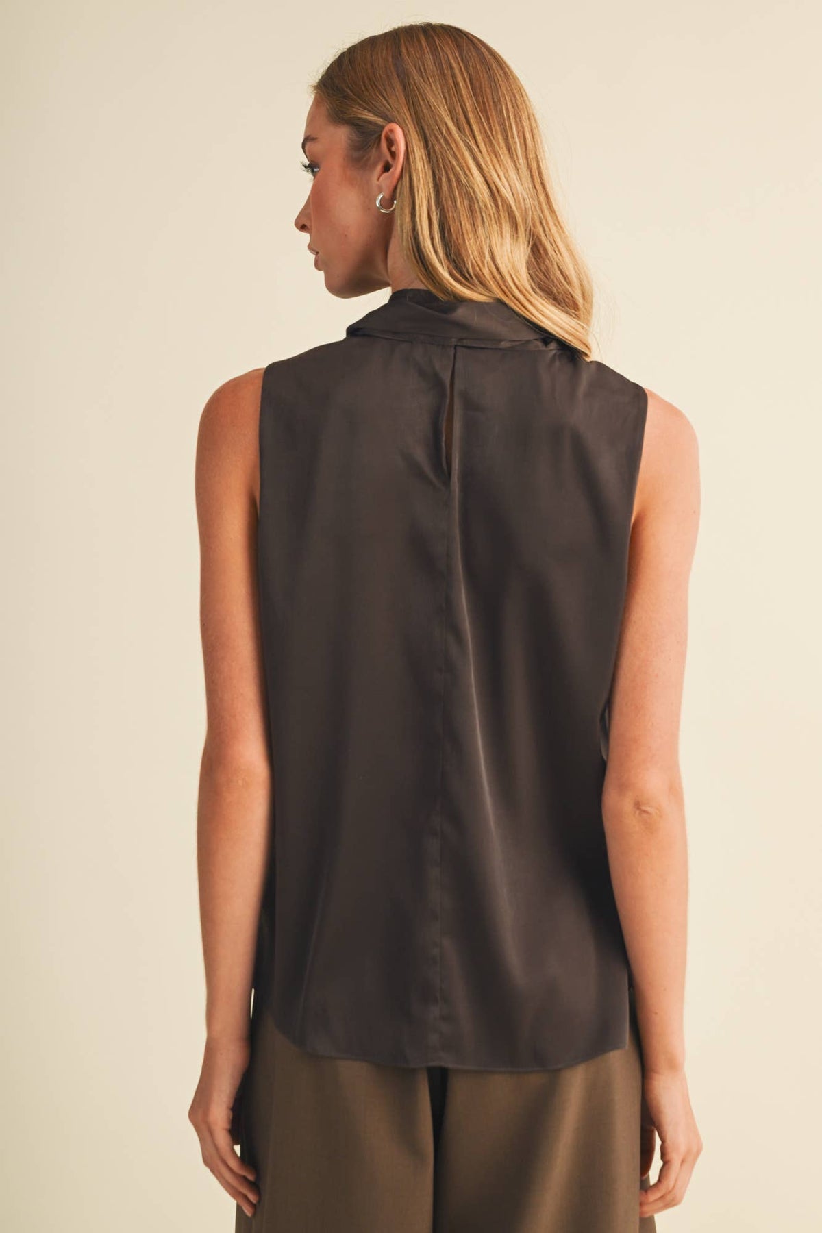 The debutant Mock-Neck Sleeveless Blouse
