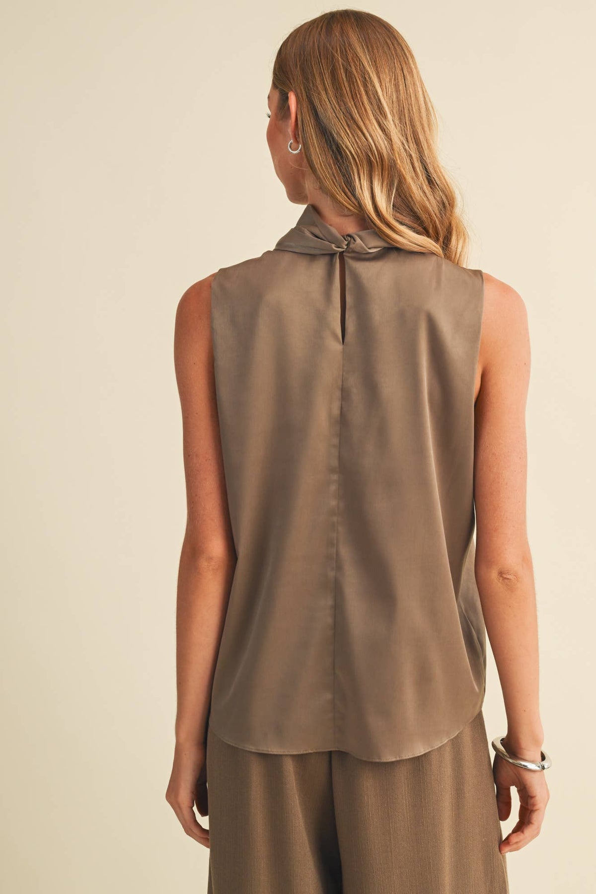 The debutant Mock-Neck Sleeveless Blouse